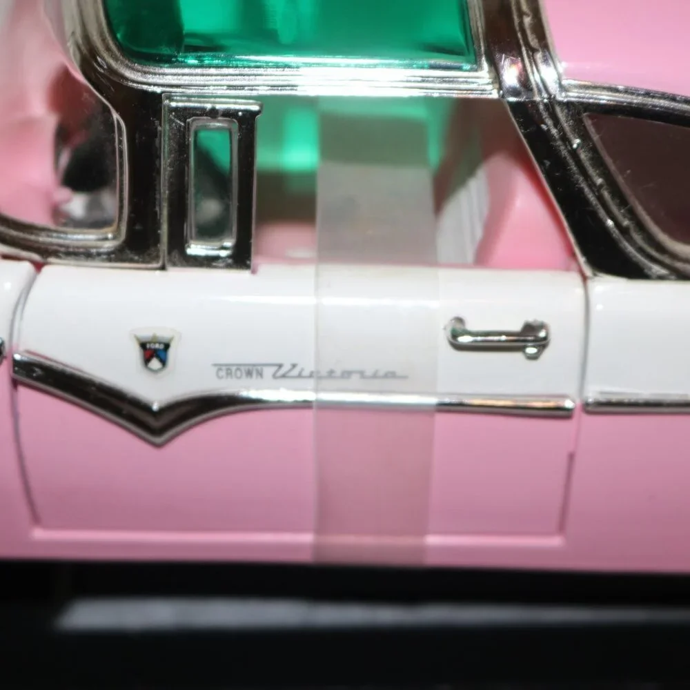 Road Signature 1955 Ford Crown Victoria 1/18 scale! no box, but is still mounted